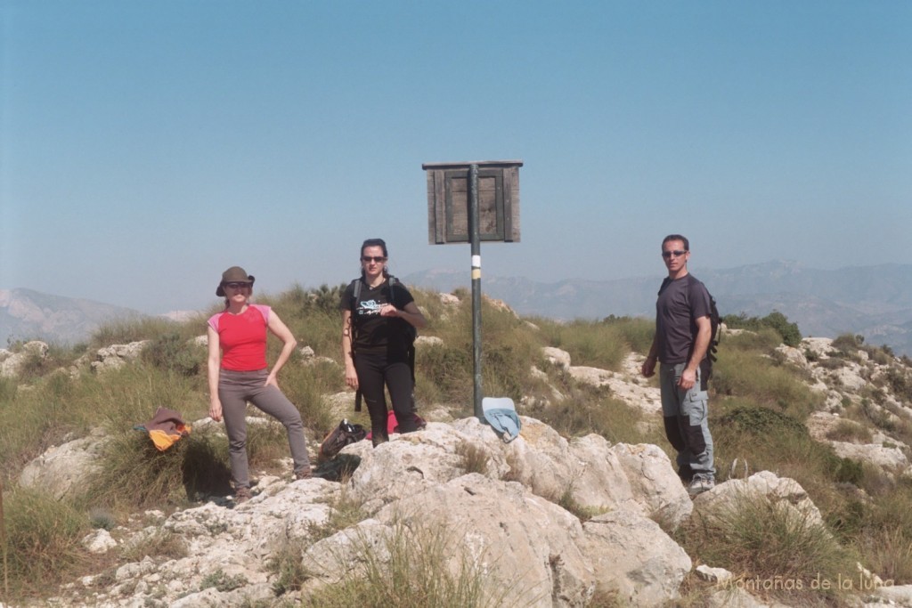 María, Elena y Antonio Cuartero en la cima del Agudo, 725 mts.